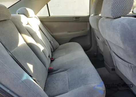 2004 Toyota Camry Le z USA, uszkodzony, nr VIN 4T1BE32K04U881822